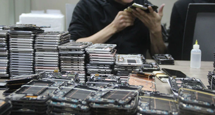 Ceny ekranów LCD iPhone'a polaryzują w 2026 r.: dlaczego warsztaty wracają do odnowionych oryginalnych wyświetlaczy